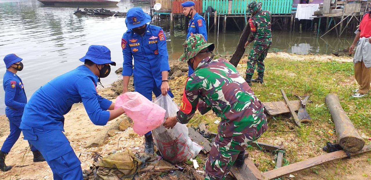 Gandeng TNI, Ditpolairud Kerja Bakti Bersihkan Pesisir Pantai. – BIDHUM