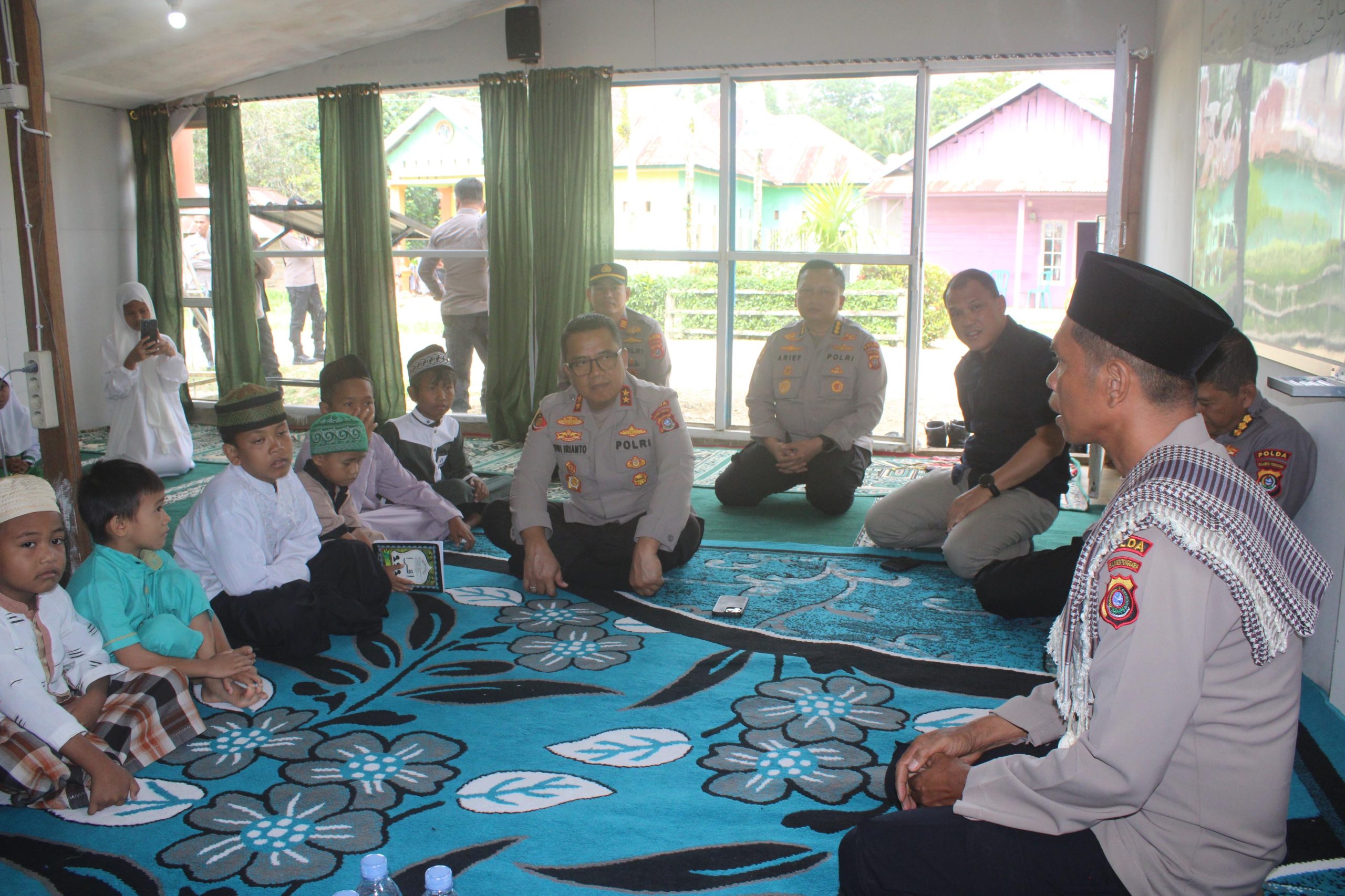 Kapolda Sultra Kunjungi LPQ Al-Hidayah, Beri Semangat kepada Santri dan Berikan Bantuan Pembangunan Fasilitas