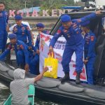 Dirpolairud Polda Sultra Salurkan Bansos untuk Nelayan Teluk Kendari dalam Rangka Hari Bhayangkara ke-79