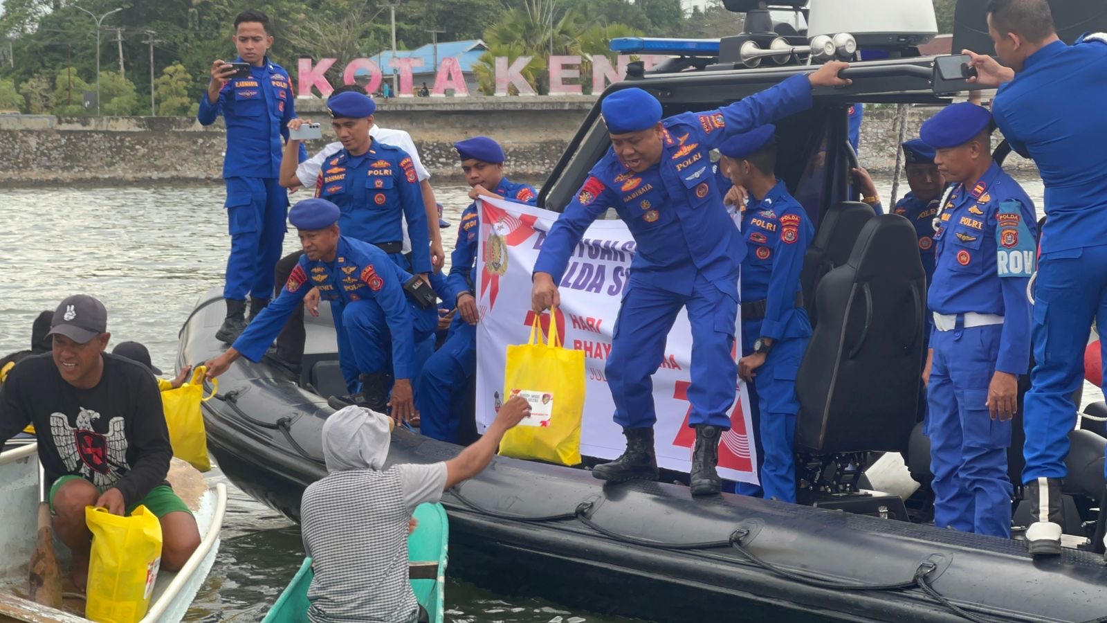 Dirpolairud Polda Sultra Salurkan Bansos untuk Nelayan Teluk Kendari dalam Rangka Hari Bhayangkara ke-79