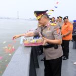 Polda Sultra Laksanakan Upacara Tabur Bunga di Teluk Kendari
