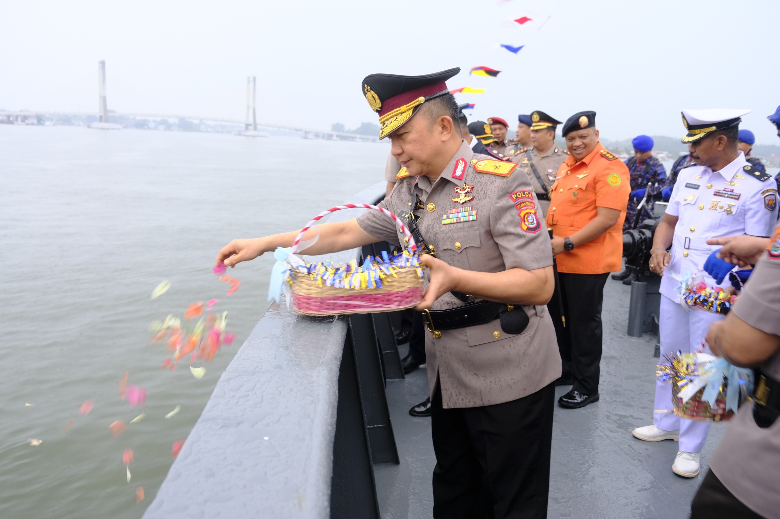 Polda Sultra Laksanakan Upacara Tabur Bunga di Teluk Kendari