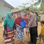 Jelang Hari Bhayangkara ke-79 Ditbinmas Polda Sultra Salurkan 100 Paket Bansos untuk Warga Sekitar TPA Puwatu