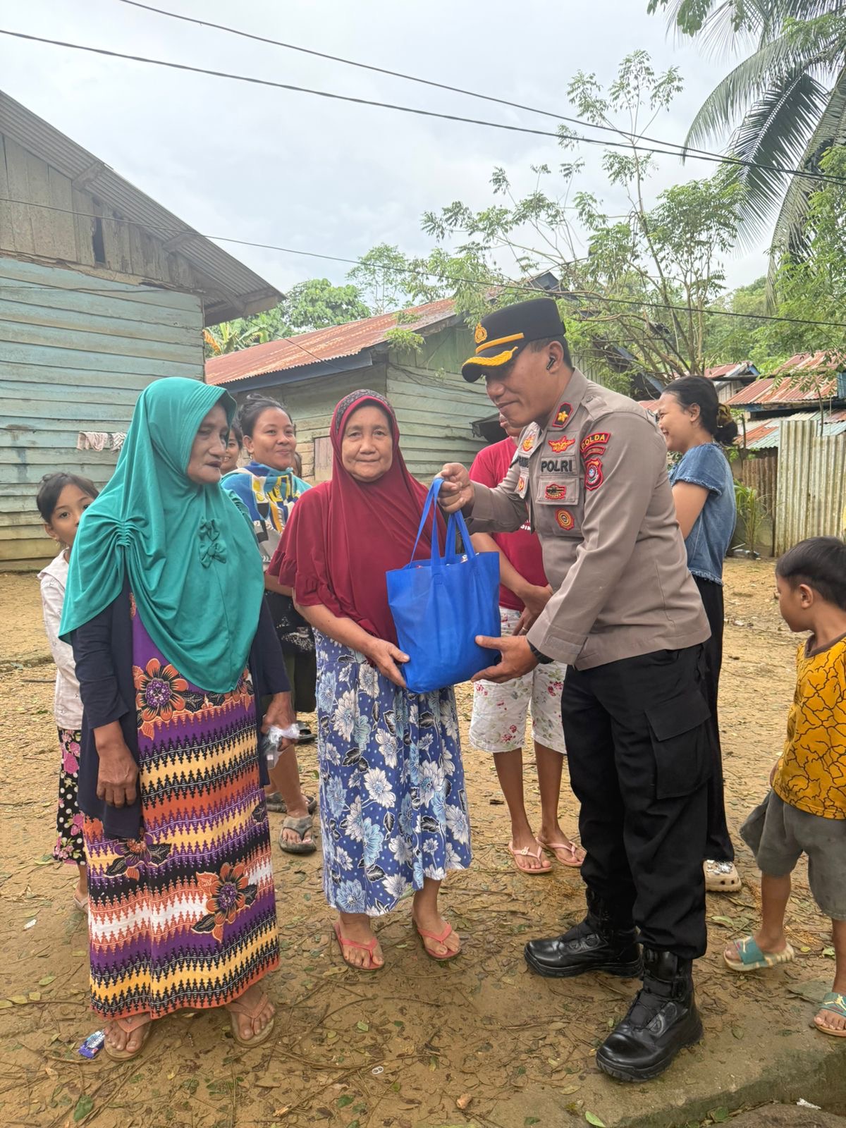 Jelang Hari Bhayangkara ke-79 Ditbinmas Polda Sultra Salurkan 100 Paket Bansos untuk Warga Sekitar TPA Puwatu