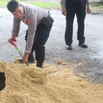 Sat Samapta Polres Muna Perbaiki Jalan Berlubang di Jalan Bay Pass Kota Raha