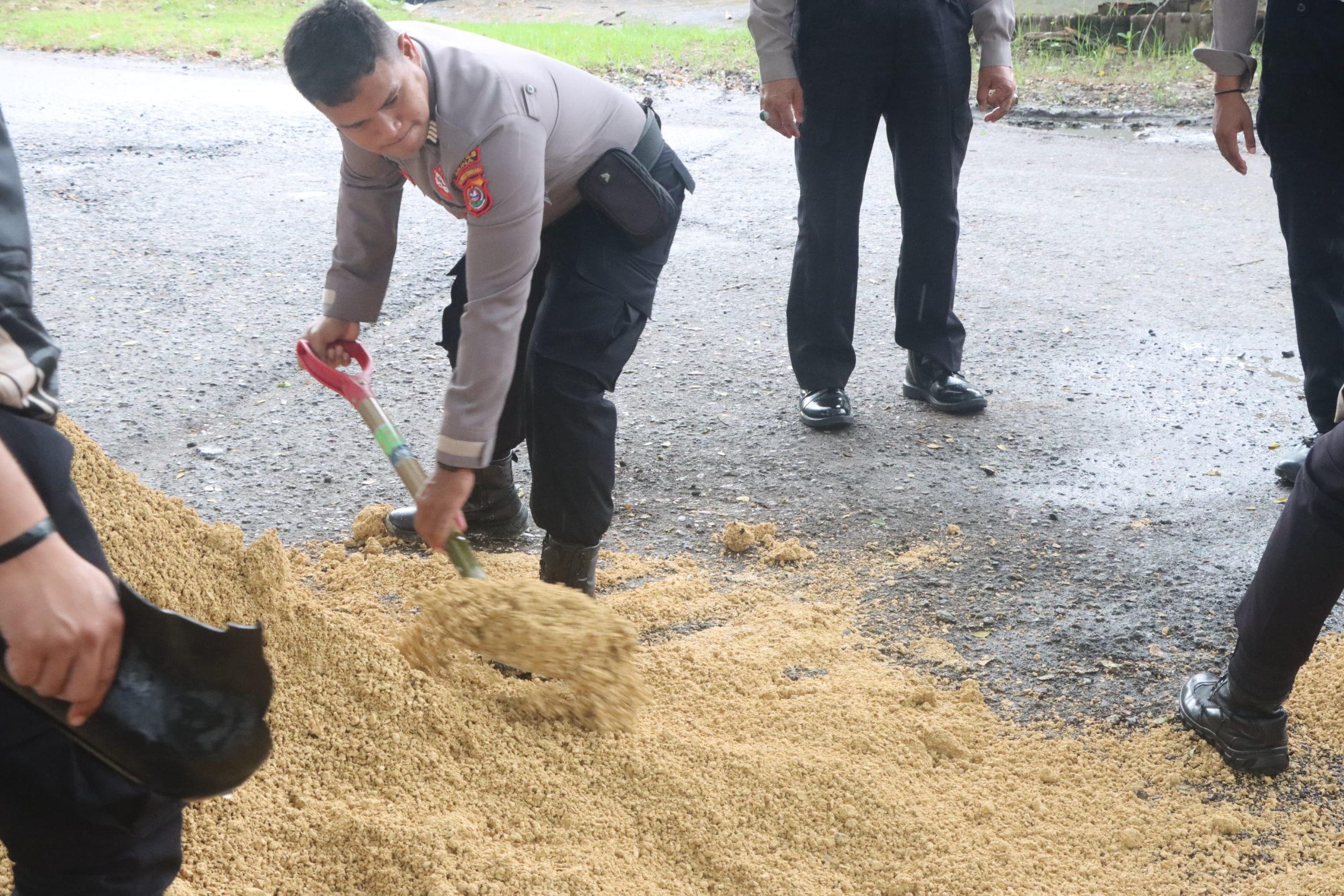 Sat Samapta Polres Muna Perbaiki Jalan Berlubang di Jalan Bay Pass Kota Raha