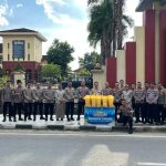 Biro SDM Polda Sultra Bagikan 250 Paket Takjil kepada Jamaah Masjid dan Pengguna Jalan