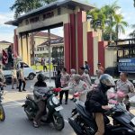 Biddokkes dan Bidkum Polda Sultra Berbagi Takjil kepada Masyarakat di Bulan Ramadan