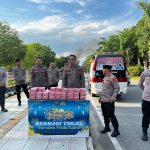 Ditbinmas Polda Sultra Bagikan 50 Paket Takjil kepada Masyarakat