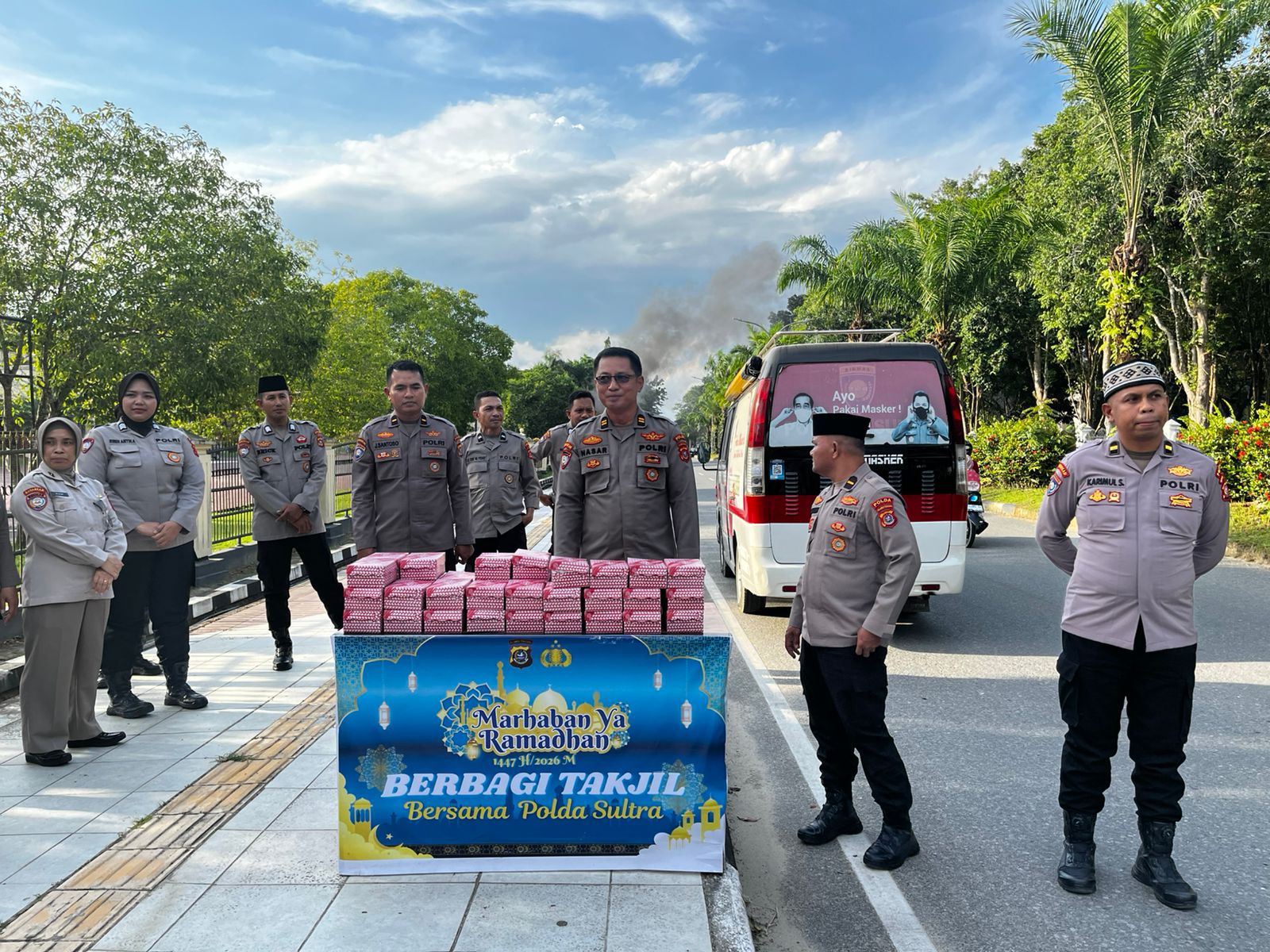 Ditbinmas Polda Sultra Bagikan 50 Paket Takjil kepada Masyarakat